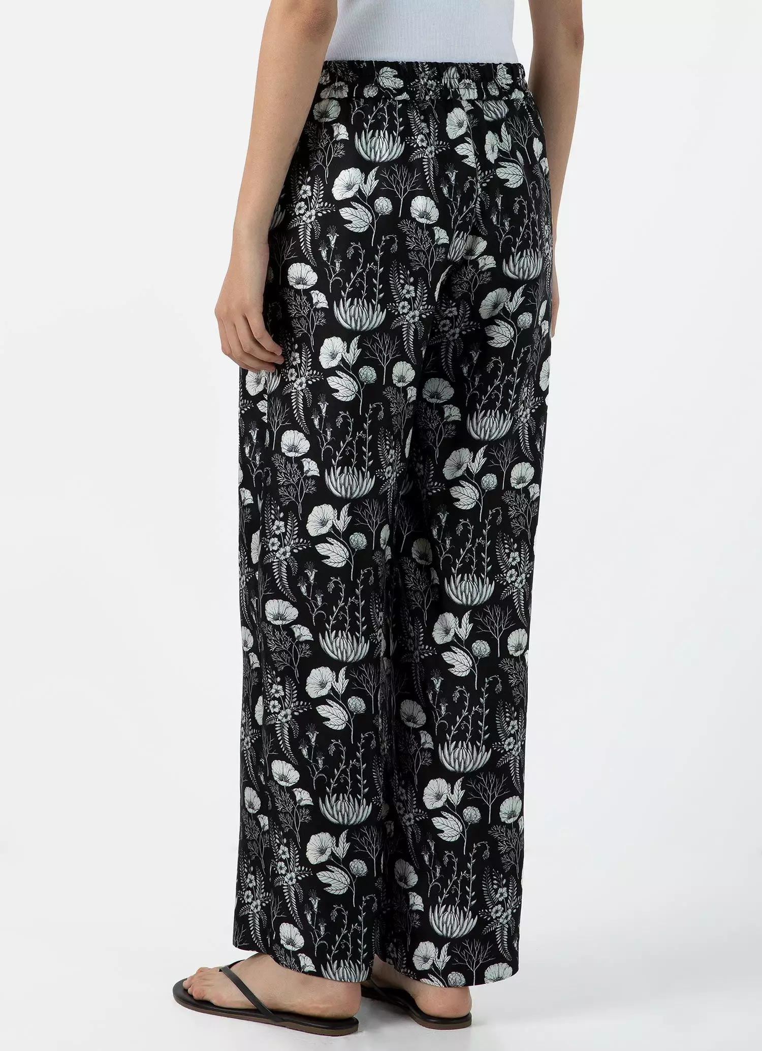 Women's Silk Leaf Print Drawstring Trouser in Black